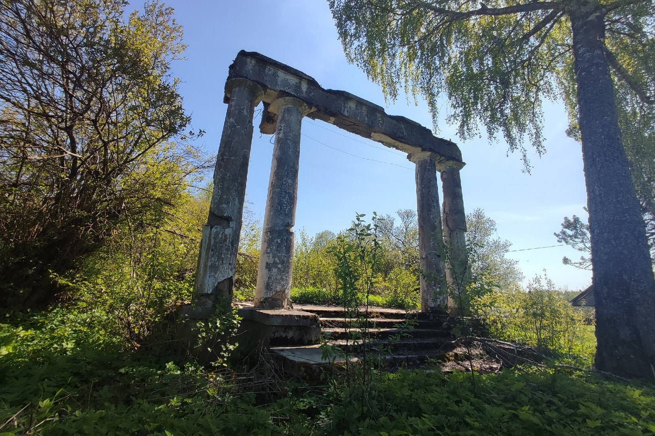 Колоннада бывшей усадьбы Горшково в м. Мурзино