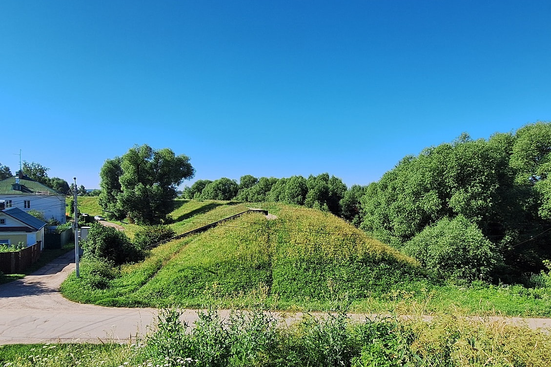 Земляные оборонительные валы XII в.